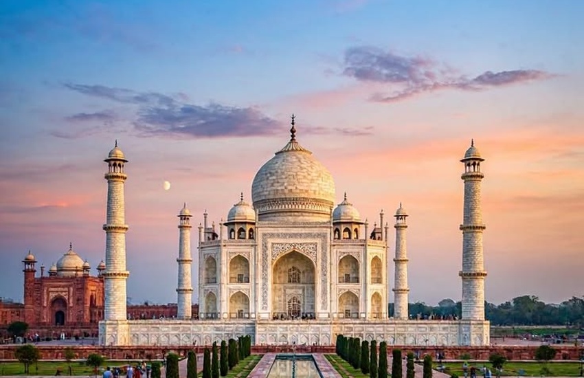 Taj Mahal : A Masterpiece Of Mughal Splendor